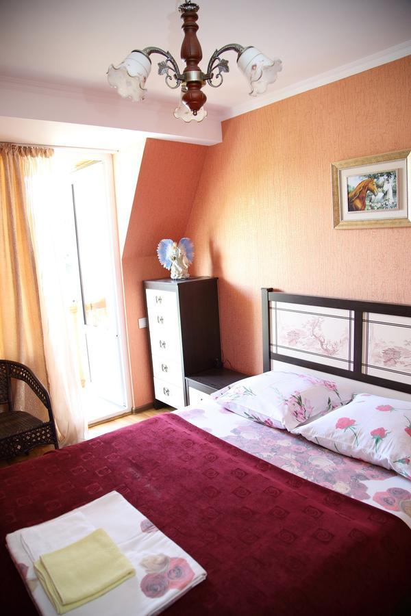 Guest House Milana Sochumi Exterior foto