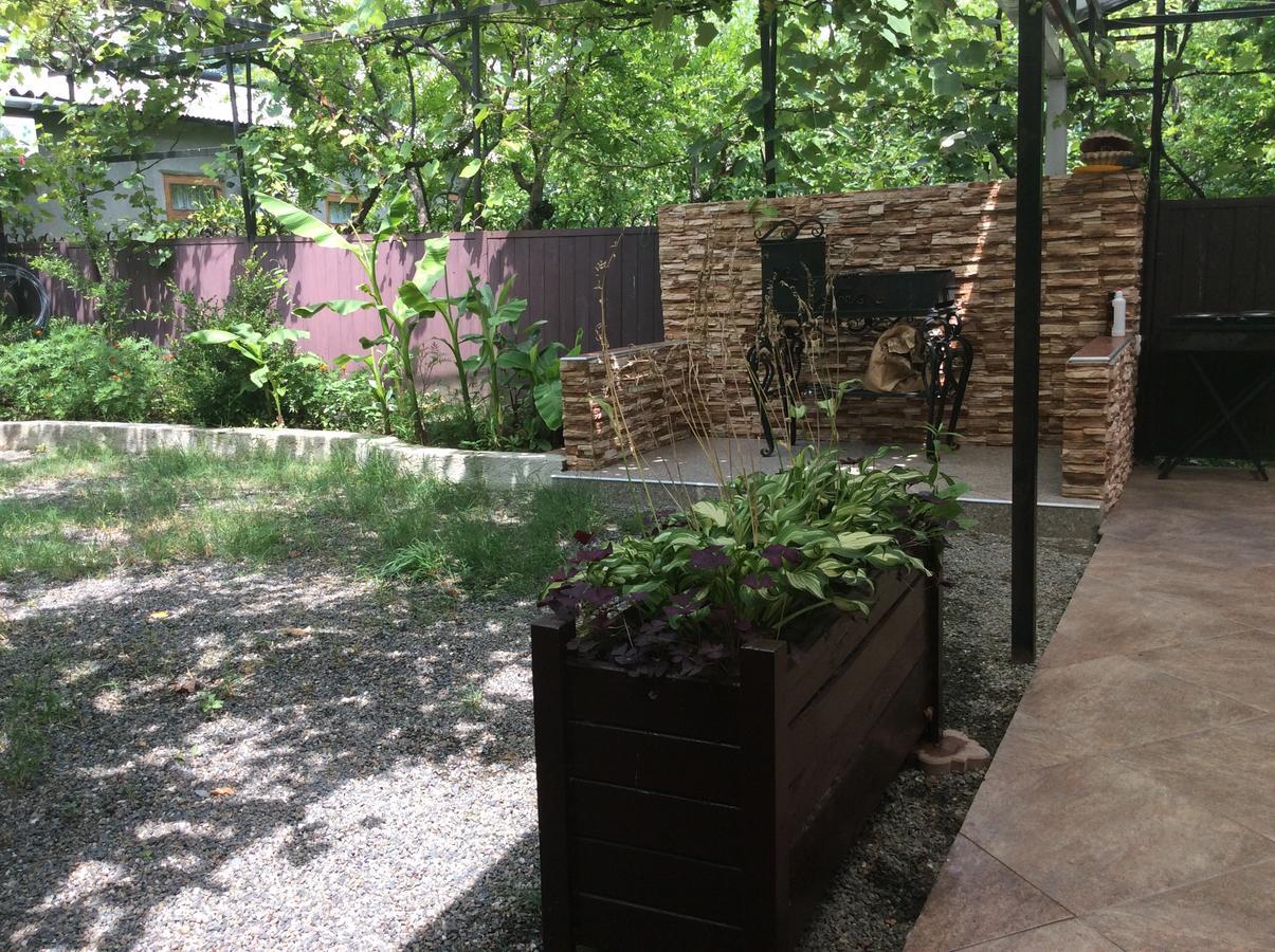 Guest House Milana Sochumi Exterior foto